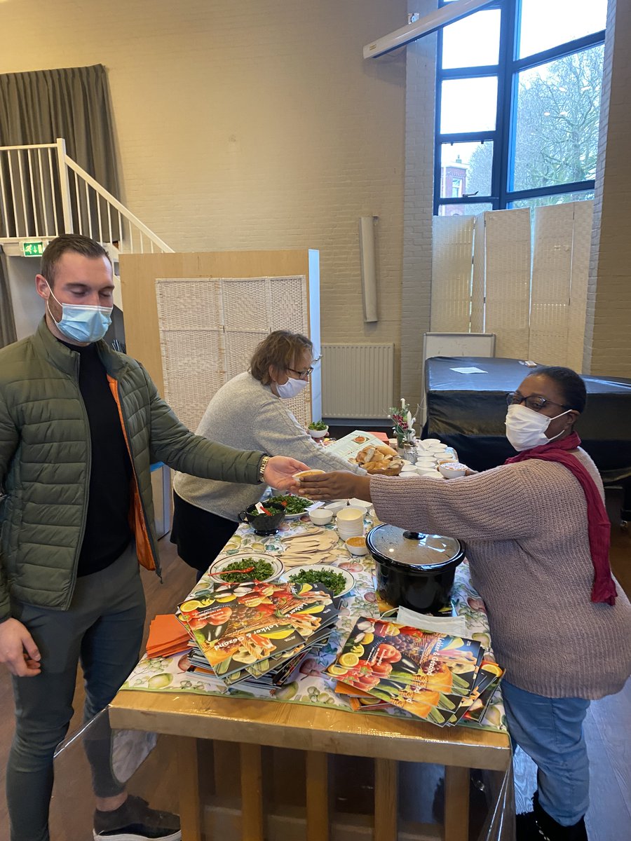 VoedselbankUtr's tweet photo. Studenten van de @HU_Utrecht maakten voor onze deelnemers een magazine over gezond eten. Met recepten, bewaartips en weetjes.🍏

Afgelopen week eerste exemplaar uitgereikt, met een klein voorproefje van recept uit het magazine. 

Lekker én gezond, daar gaan we voor! https://t.co/b4KvXdc2AV