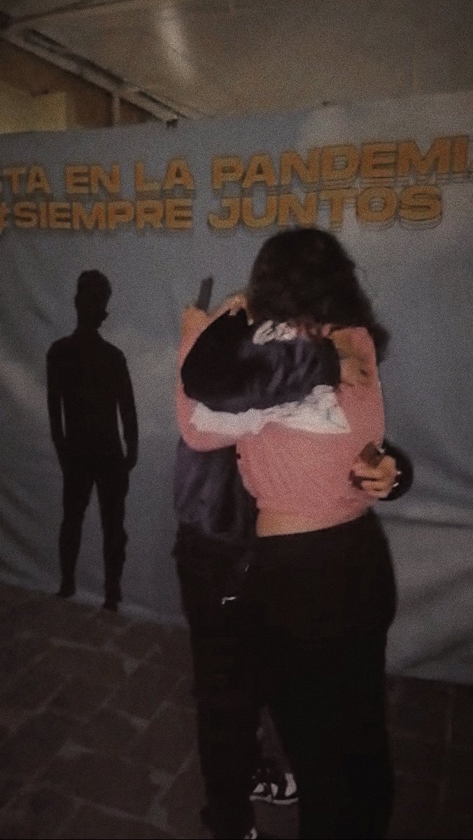 JenniftMB's tweet photo. algo borrosa pero el abrazo se puede sentir, no me sueltes nunca Bau 😞❤️ https://t.co/2mXUgZzKVe