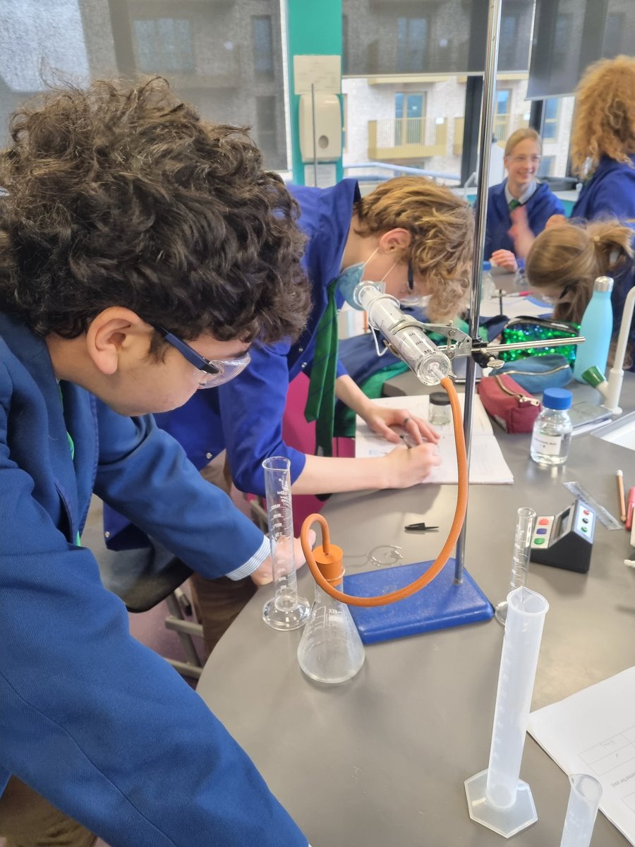 KewHouseEnrich's tweet photo. Year 10s investigate factors affecting rates of reaction! #KewHouseSchool #KewHouseScience #ks4 https://t.co/PY6zLARMKm