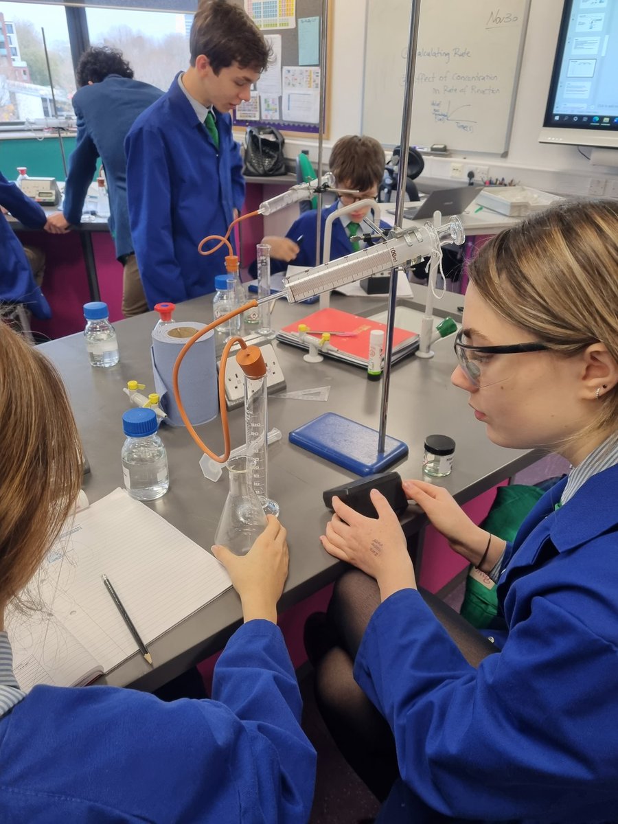 KewHouseEnrich's tweet photo. Year 10s investigate factors affecting rates of reaction! #KewHouseSchool #KewHouseScience #ks4 https://t.co/PY6zLARMKm