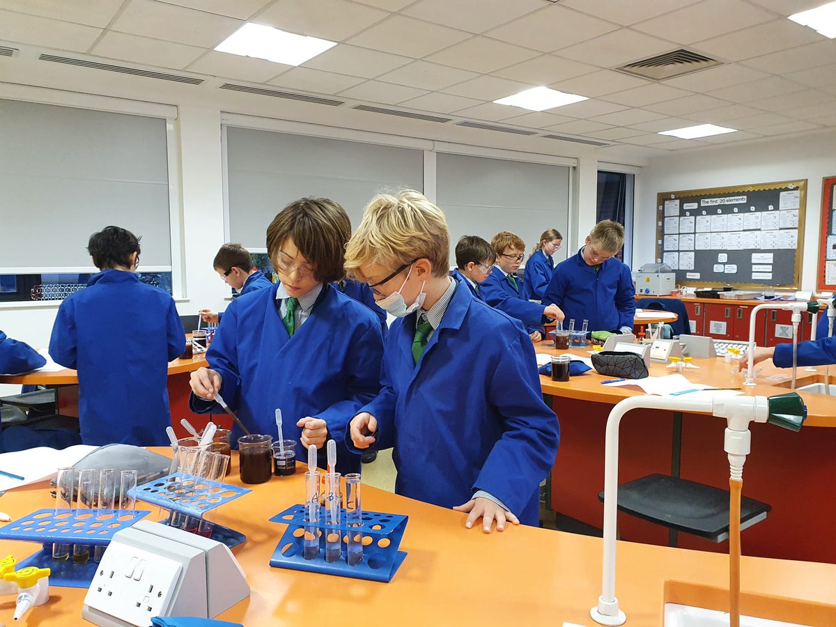KewHouseEnrich's tweet photo. Year 7s learn about universal indicator and the pH scale! #KewHouseSchool #KewHouseScience https://t.co/DhK3O3JYgr