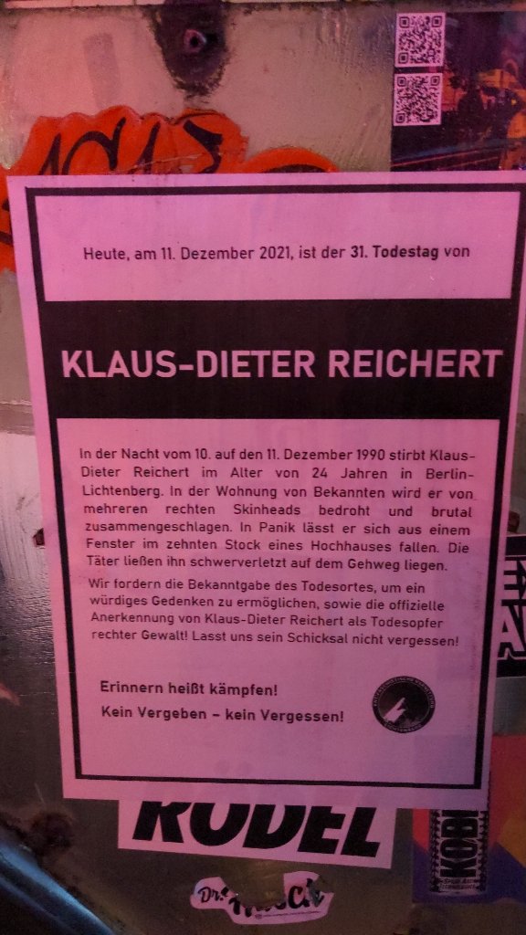 CW: rechter Mord
#b1112 #niemandistvergessen

In der Nacht vom 10. auf den 11. Dezember 1990 starb Klaus-Dieter Reichert im Alter von 24 Jahren in Berlin-#Lichtenberg. In der Wohnung von Bekannten wird er von mehreren rechten Skinheads bedroht und brutal zusammengeschlagen. 
1/5