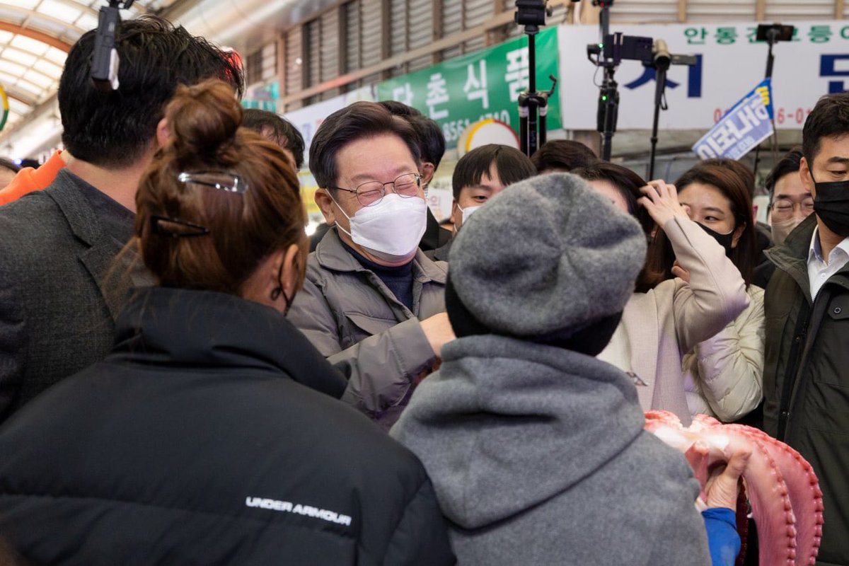아내와 함께 안동의 중안신시장을 방문했습니다. 안동이 제 고향이라 그런지 더욱 다정하게 맞아주셨습니다. 문어를 모티브로한 똑띠 인형도 받았습니다.  안동 시민분들의 성원에 보답할 수 있도록 제 자신을 더욱 똑띠 다잡겠습니다.