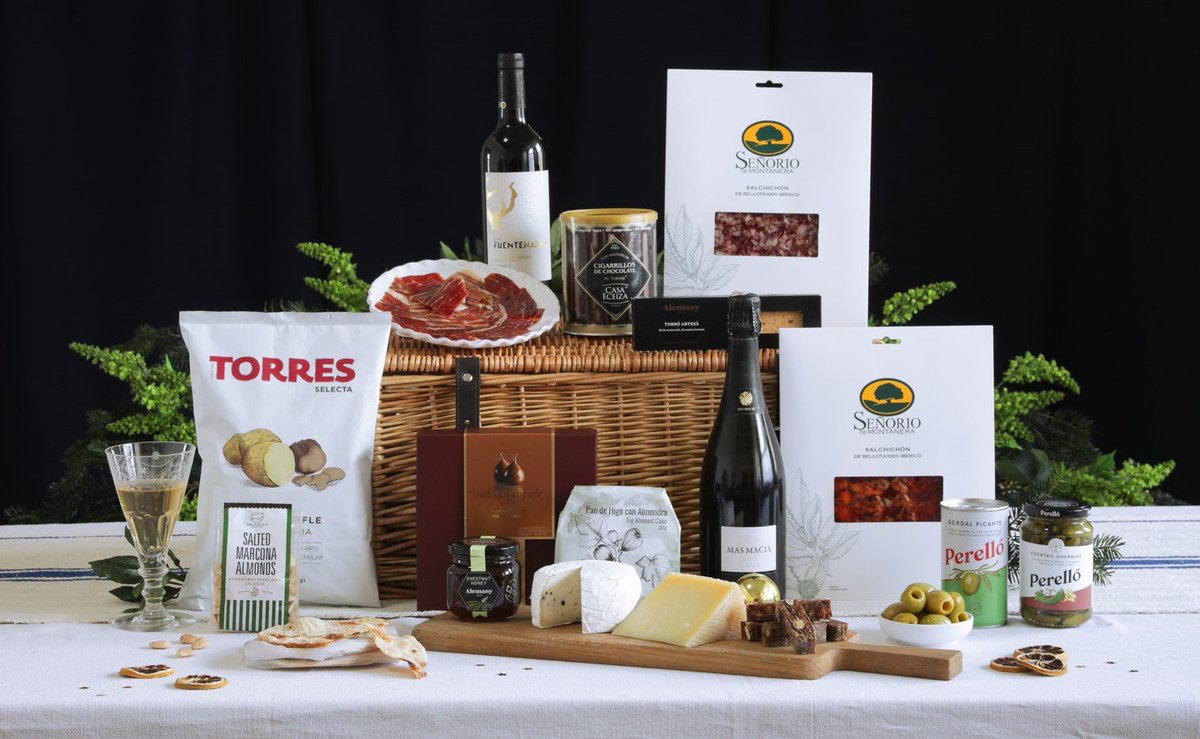 Brindisa's tweet photo. CORPORATE CHRISTMAS HAMPERS 🎄🎁
Party cancelled &amp; looking for a different spin on how to say thank you? #Brindisa hampers - confirmed delivery to multiple destinations, range of prices  https://t.co/EO5o0zi15d or 0208 772 1600 #christmasgifts #corporategifts #corporategifting https://t.co/UCNRzutWnm