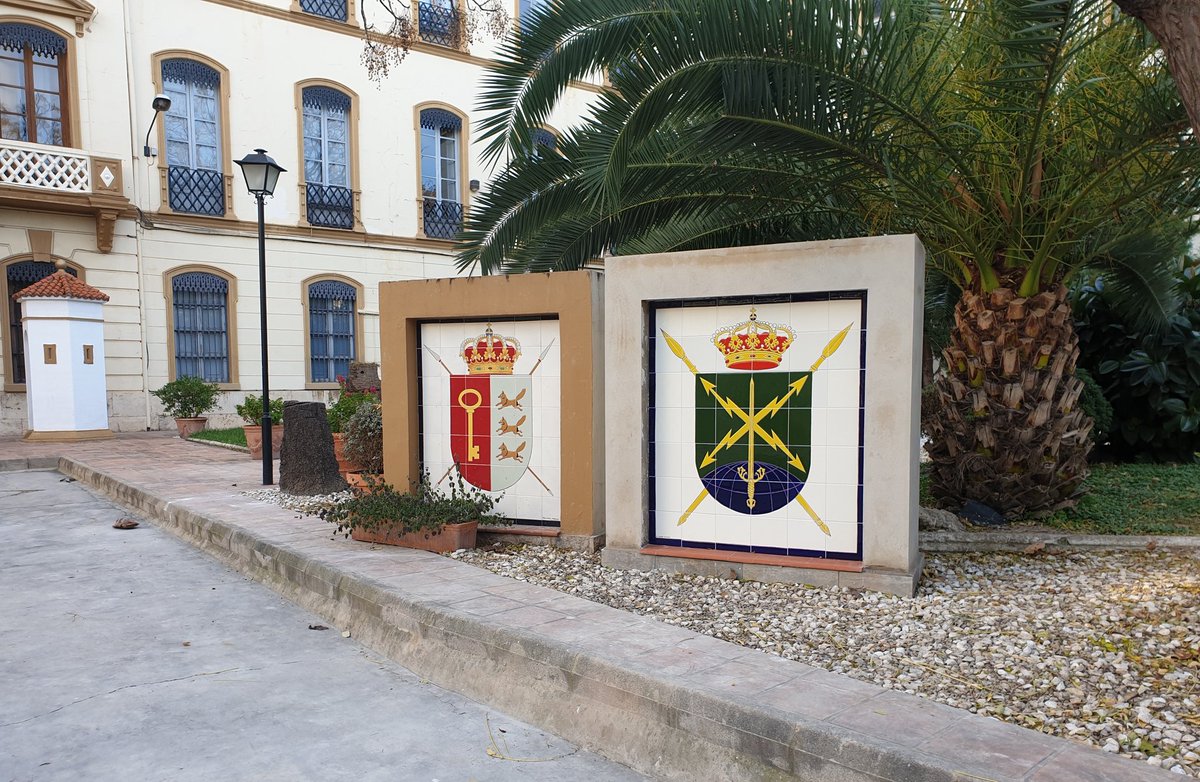 patton_b_v's tweet photo. Así lucen en la Alameda de #Valencia los escudos del Regimiento de Inteligencia 1 #RINT1 y del Regimiento de Operaciones de Información 1 #ROI1

Ambos -cada uno en su especialidad- aportan capacidades únicas al @EjercitoTierra 🇪🇦 https://t.co/PkxDEIrBO5