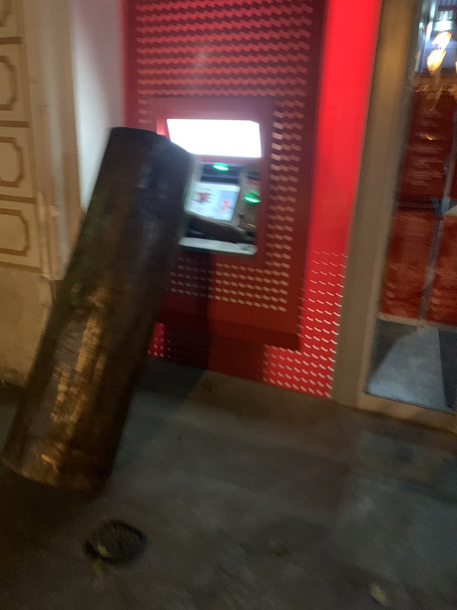 VinagreAutentic's tweet photo. Mentre feu preguntes estúpides, a Vilanova actualitzen la llibreta al caixer https://t.co/JSkwbEms29