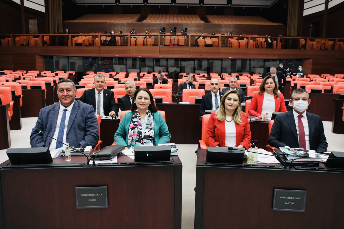 Meclis genel kurulunda bütçe görüşmelerine hafta sonunda da devam ediyoruz.
Sağlık Bakanlığı’nın 2022 bütçesini görüşüyor, sağlığa ayrılan payın yetersizliğini, söz verildiği halde yapılmayan sağlıkçı atamalarını sorguluyoruz. Net açıklama bekliyoruz. #BütçedenSağlığaNetAçıklama