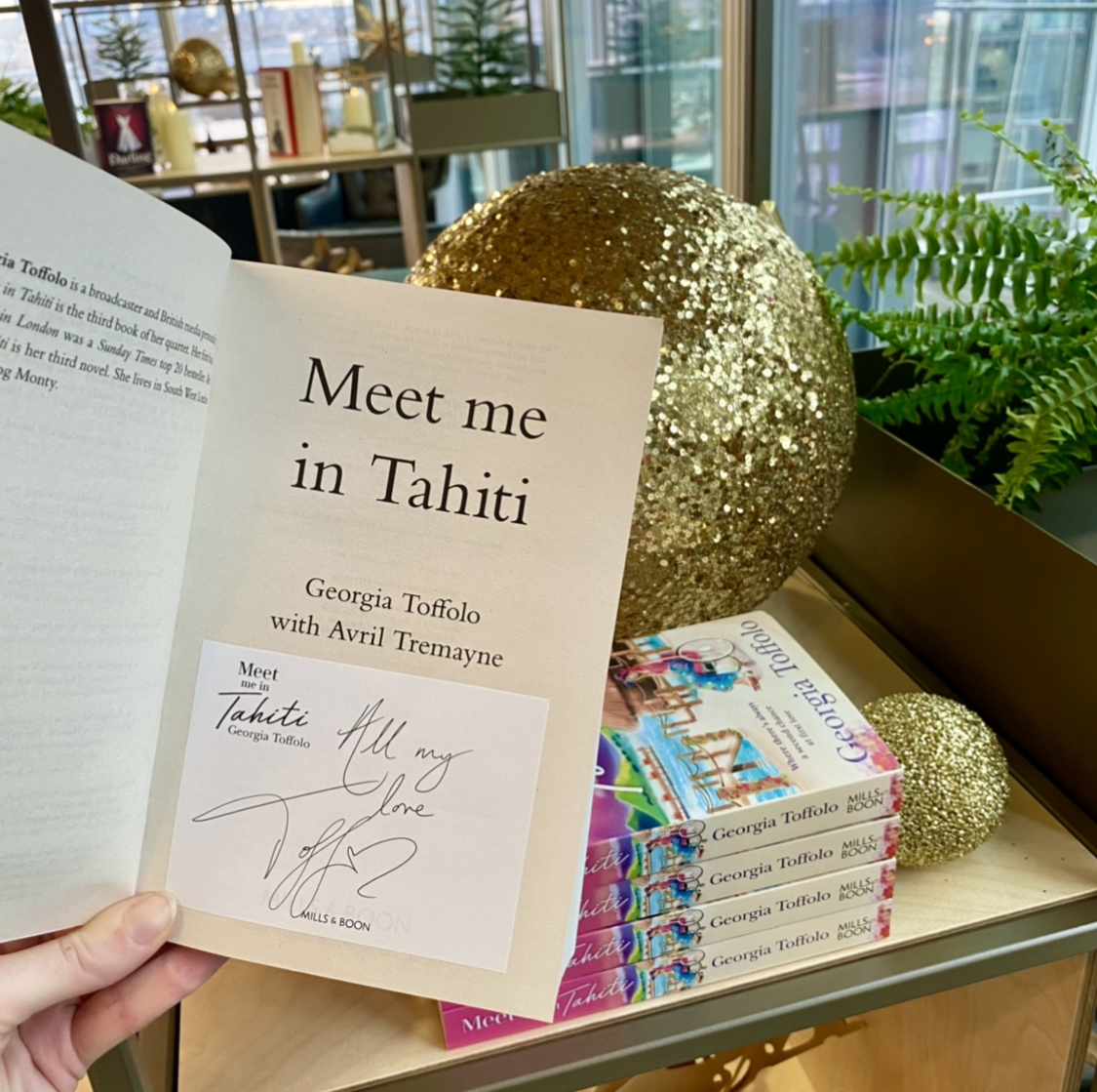 It's Day 11 of #12DaysOfRomance and we're giving 5 readers a SIGNED COPY of Meet me in Tahiti by <a href="/ToffTalks/">Georgia Toffolo</a> 🌺

To enter 
✅ Like this tweet
✅ Reply with your dream holiday location

T&amp;Cs apply. #Competition ends midnight 11.12.21