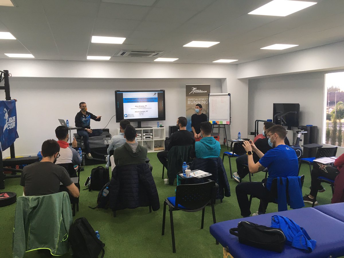 formufisMURCIA's tweet photo. Ya inmersos en esta gran curso con estos grandes docentes de @clinicacorredor. Un lujo poder disfrutar de tanto conocimiento, experiencia y ciencia con @alex_tonus @benitez_natxo y @albertcarrere #corredores #NTPRI #evidencebased https://t.co/VixbiS2inM