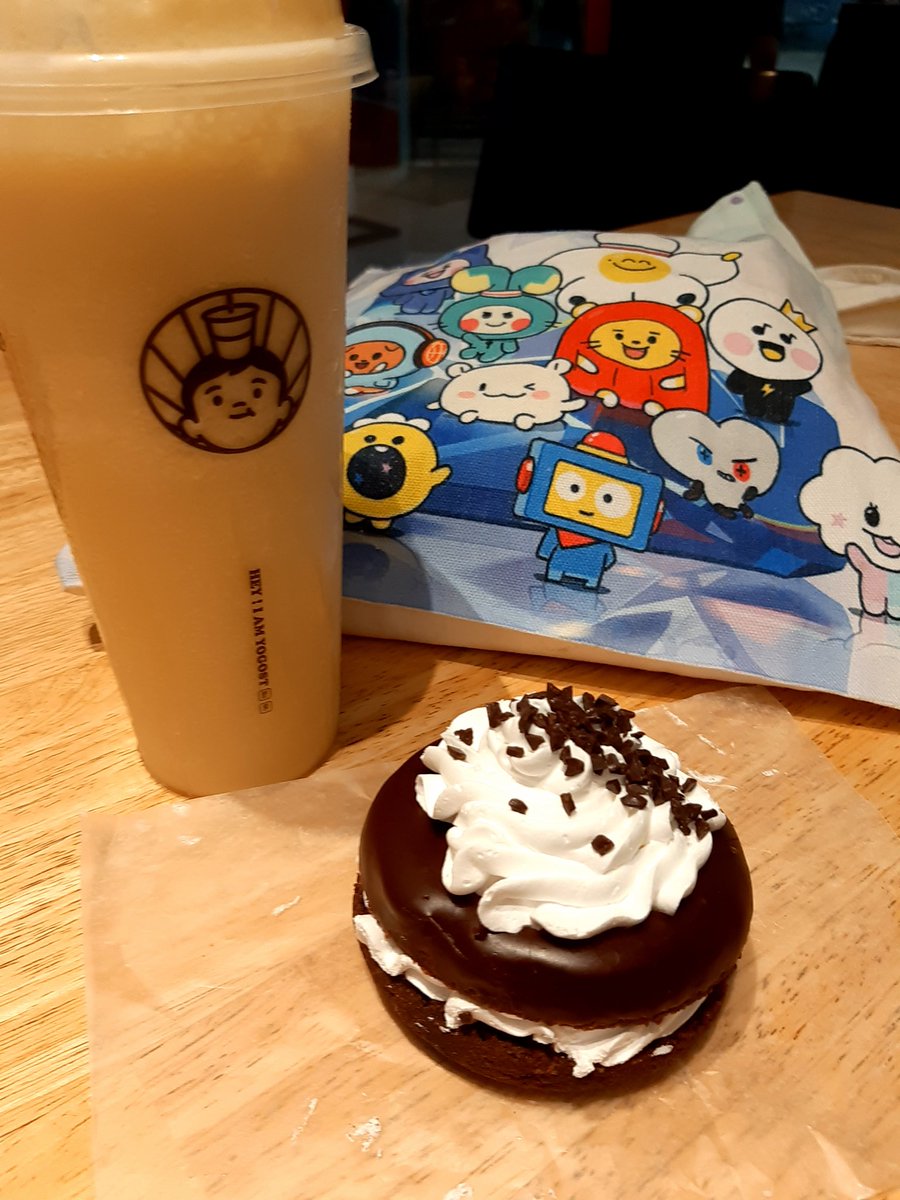 jEntOt_13's tweet image. My faves in one frame!

#yogostph 
#truz 
#timhortonsph