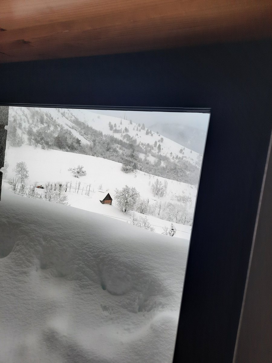 HotelSeixes's tweet photo. 40 cm nous, + els d'ahir..🤔.

Aish les persones, que x MOLTA previssió que feu, no es preparen gens x la excepcionalitat dels esdeveniments ... (ni pala, ni cadenes, ni res 🙃 ) @eloicordomi @MeteoAran @alexmegapc  fotos Baldo B F https://t.co/XVn54ffw0S