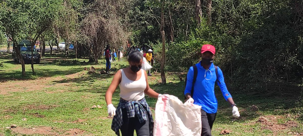 Clean up at Nairobi National Park as we celebrate #Kang4Nature
#NairobiParkAt75  and #ZuruNairobiPark
@ClintoneBill @Kang4Nature @TheeMoraa @BazuHashu
