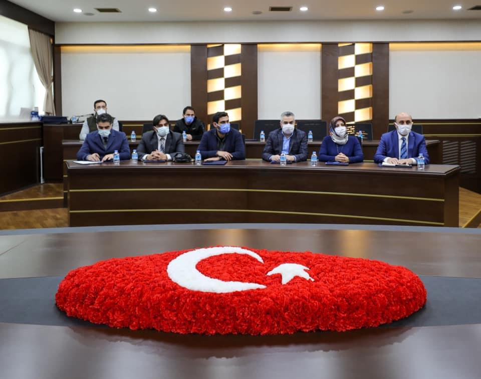 Valimiz sn. Dr. Osman VAROL’un başkanlığında, Vali Yardımcımız sn. İbrahim ŞENKON, İl Sağlık Müdürümüz Dr.Öğr.Üyesi Sn. Coşkun DAHARLI, Başkanlarımız ve  İlçe Sağlık Müdürlerimiz ile sağlık çalışanlarının katılımıyla,  Valilik Toplantı Salonunda, İlimizde yürütülen genel sağlık