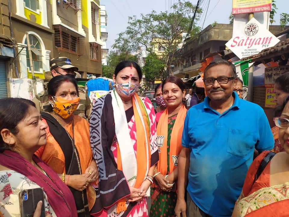 SutapaGuptaBJP's tweet photo. #Vote4BJP
#KMCElection2021 
আজকের প্রচার 132 নম্বর ওয়ার্ডে। উপস্থিত ছিলেন মহিলা মোর্চার রাজ্য সভানেত্রী এবং আসানসোল দক্ষিণের বিধায়িকা অগ্নিমিত্রা দি।
@BJP4Bengal 
@BJPMM4Bengal 
@BJPMahilaMorcha 
@narendramodi https://t.co/OyK6kEtTKV