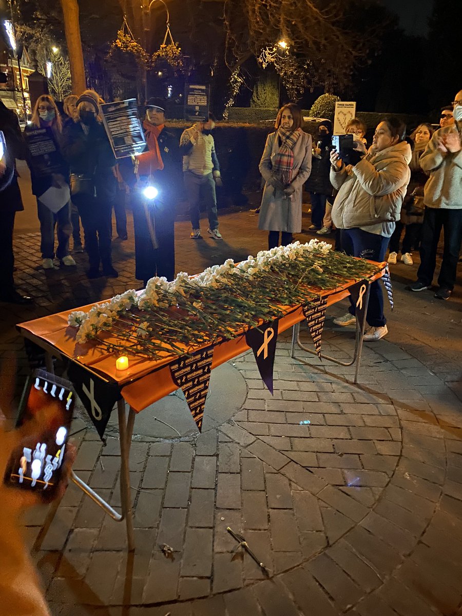 CeciliaKorner's tweet photo. Last night my daughter and I joined a peaceful walk in Richmond to lay 133 white flowers in front of York house each flower signifying a woman killed at the hands of a man in the U.K. this year, This was the final day of #16DaysofActivism 
#WhiteRibbon https://t.co/7HtxMb5Ema