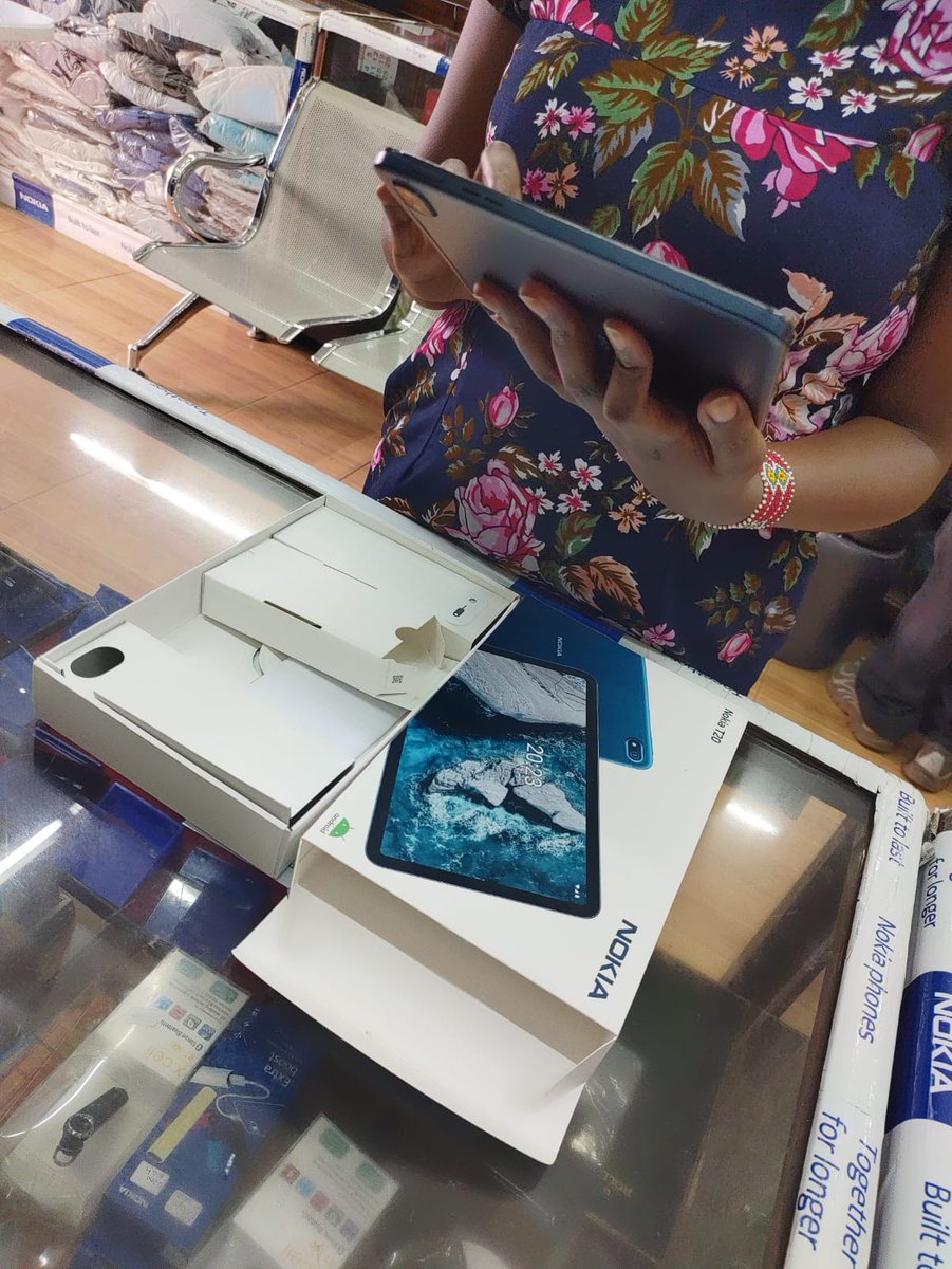 NOKIAKenya's tweet photo. Mlisema mnapenda tablet Iko na screen bwaku, inaweka moto na speaker zake zimetii.
Say no more🔥🔥
8200mah battery💪
Ozo audio dual speaker yaani super clear sound

Its Nokia Tab T20

#MasculinitySaturday https://t.co/3WNcjEfDoh