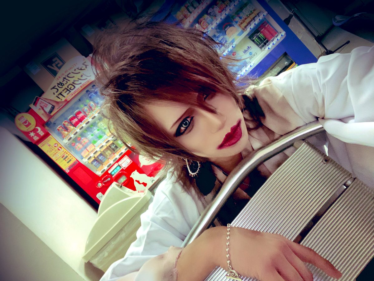 amks_jun's tweet photo. 明日はライブ納めです
2021年はR.I.P.な年でした
アマノジャクシは復活したけど来年も型にハマらず色々とやりたいと思います🦁 https://t.co/zHjkfyiOvD