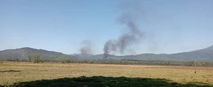 Chanapai247's tweet photo. Nearly 40 junta's retainers with 4 vigo cars arrived #SawPhyar village of #ThayetChaung tsp at around 2:30 p.m of Dec 11. Plus , they also burnt houses and at least 3 houses hv already been burnt down. Locals have fled since their rampage with opening gunfires .
#Dec11Coup https://t.co/jbrjDm2CSu