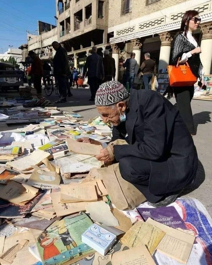 iraq_places's tweet photo. المؤرخ هادي الطائي ، عمره 86 سنة ولا زال يبحث عن المعلومة في الكتب القديمة بشارع المتنبي - بغداد 🖤🇮🇶 https://t.co/RpHlKoTCga