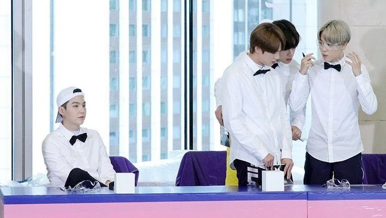 shy_taegi's tweet photo. the unending saga of Yoongi &amp; anti-buIIying campaign😭 https://t.co/TN7VXSqo0j