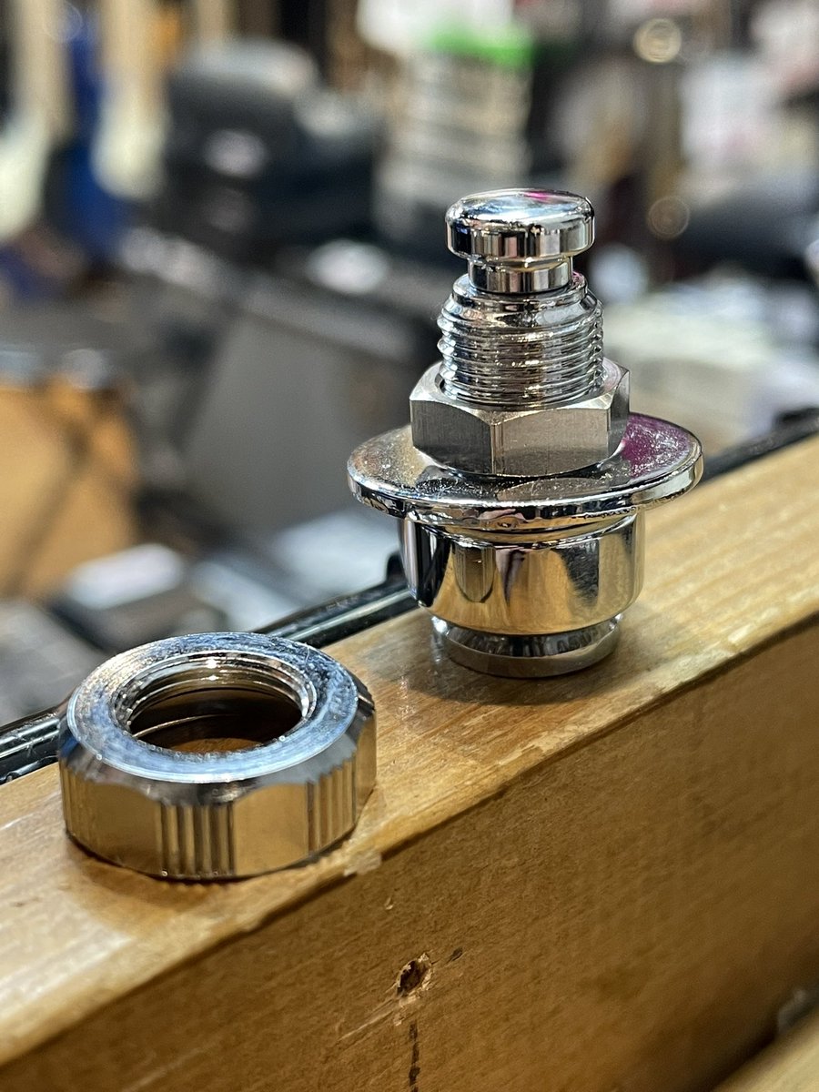 esptechhouse's tweet photo. ESPのストラップロック!
あなたはもう変えましたか!?
ピッチの違う2種類のナットを装着して緩みを抑えます!
これはみんなもう変えるべき!
詳しく解説した特設ページを是非見て下さいね✨
https://t.co/0mTFJd0xop
byいしだ
#straplock #espguitars #ESPテクニカルハウス #御茶ノ水 https://t.co/SQfzNjlJtt