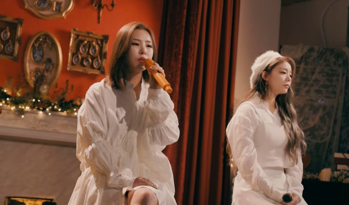 JLemon_A's tweet photo. My ears have been blessed. Also, both of them looks so pretty 🥺

#WheeinAilee_SoloChristmas
WHEEIN x AILEE CHRISTMAS DUET
#토요일_6시_홀로크리스마스
#휘인 #에일리 @THEL1VE_LABEL https://t.co/UEcmhR3Ou1