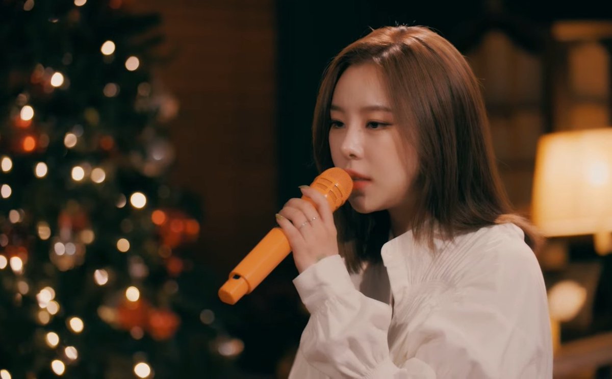 JLemon_A's tweet photo. My ears have been blessed. Also, both of them looks so pretty 🥺

#WheeinAilee_SoloChristmas
WHEEIN x AILEE CHRISTMAS DUET
#토요일_6시_홀로크리스마스
#휘인 #에일리 @THEL1VE_LABEL https://t.co/UEcmhR3Ou1