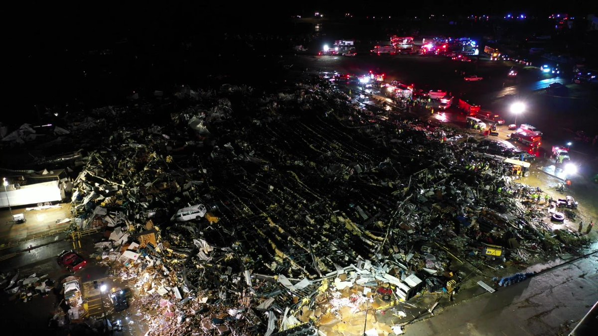 Sotiridi1's tweet photo. #Breaking: At least 55+ people killed in multiple raging #tornados in Mayfield and in Bowling Green, Kentucky, first responders fear that more fatalities will be added once daylight will break open. 🖼️:@AlaStormTracker https://t.co/Zfvyj97y8T