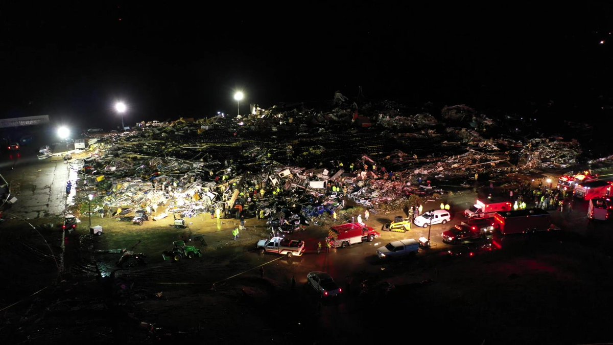 Sotiridi1's tweet photo. #Breaking: At least 55+ people killed in multiple raging #tornados in Mayfield and in Bowling Green, Kentucky, first responders fear that more fatalities will be added once daylight will break open. 🖼️:@AlaStormTracker https://t.co/Zfvyj97y8T