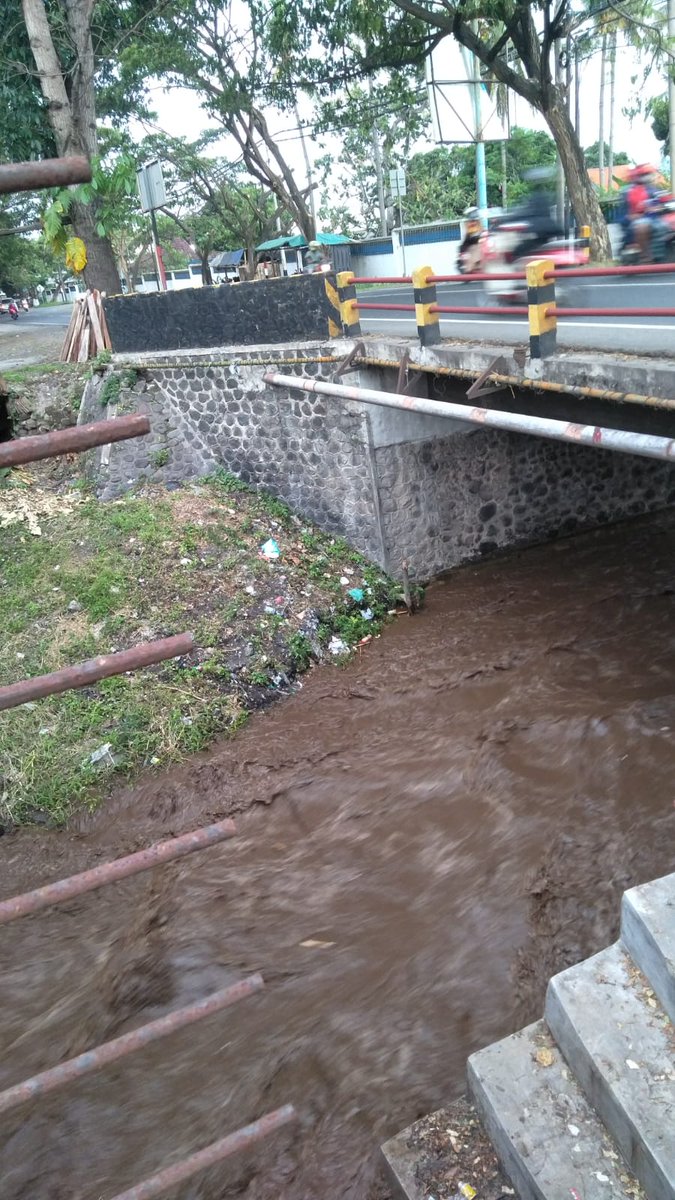 Korsda_Bwi's tweet photo. Banjir kiriman dari Dam Tugu sudah sampai jembatan hitam Klatak atau Bulusan, semoga segera surut. Cc @PengairanBwi @p50_guntur https://t.co/RwSJHxGA3Y
