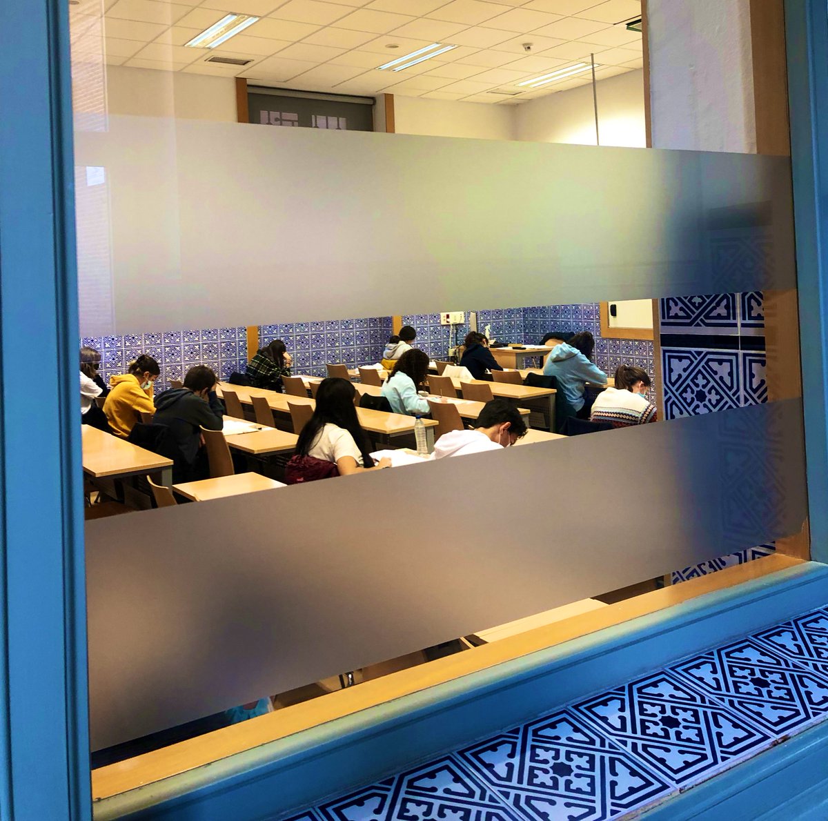 emilio_daz's tweet photo. Hoy, “súper sábado” otoñal de exámenes de @CambridgeEngSP, gestionados por nuestro centro examinador #ES291 dentro del programa @BEDAspain. 748 candidatos, de los que más de 400 lo realizan en @UCOMILLAS. Gracias por vuestra confianza. @ecatolicmadrid https://t.co/7Qr641WsdM
