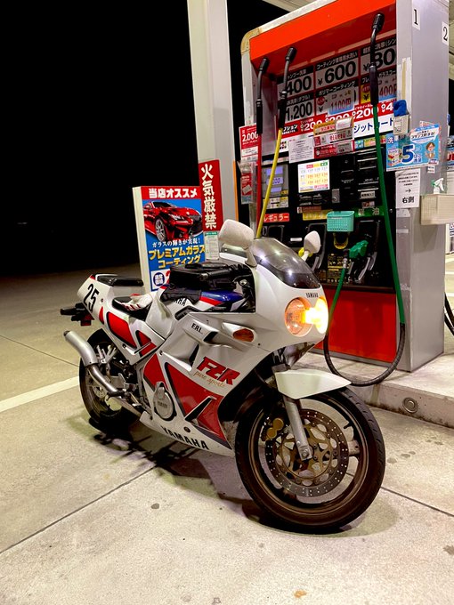 夜のガソスタは良い 