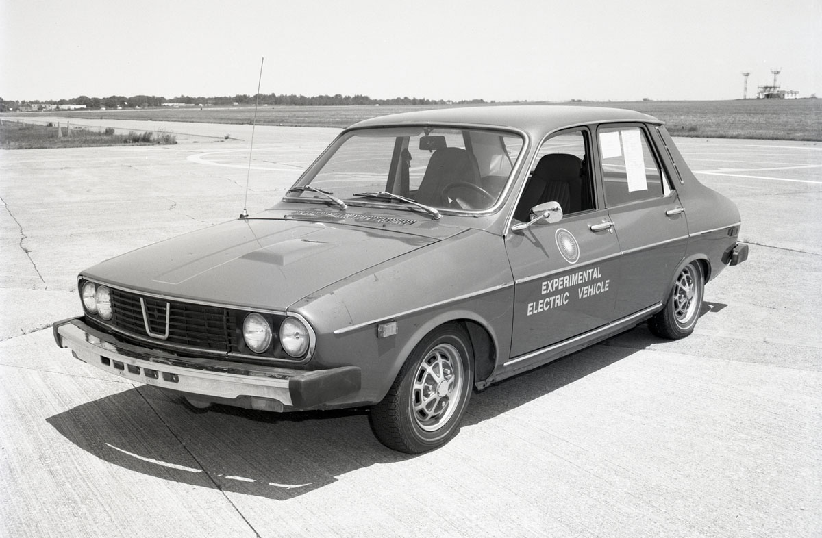 Generations7080's tweet photo. En 1972, la Nasa avait testé une Renault 12 Electric surnommée "Metro" ! https://t.co/zQJY11lOUa
