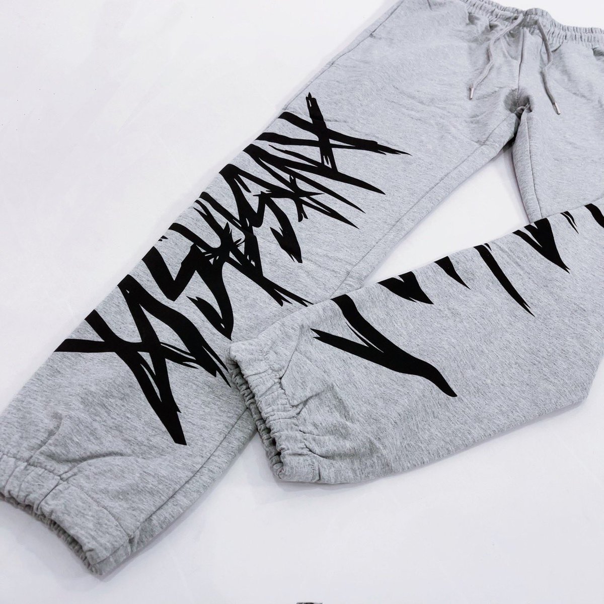 🥀開店祝いプレゼント企画第4弾🥀

🌹GRAY LOGO SWEAT PANTS🌹

🎁4名様にプレゼント🎁

ユニセックスアイテムになります。

◼応募方法
フォロー(<a href="/Anastasia_cloth/">ANASTASIA CLOTHING(アナスタシア)</a> ) &amp; RT
◼締切〆  12/24日24時

是非ご参加ください🥀