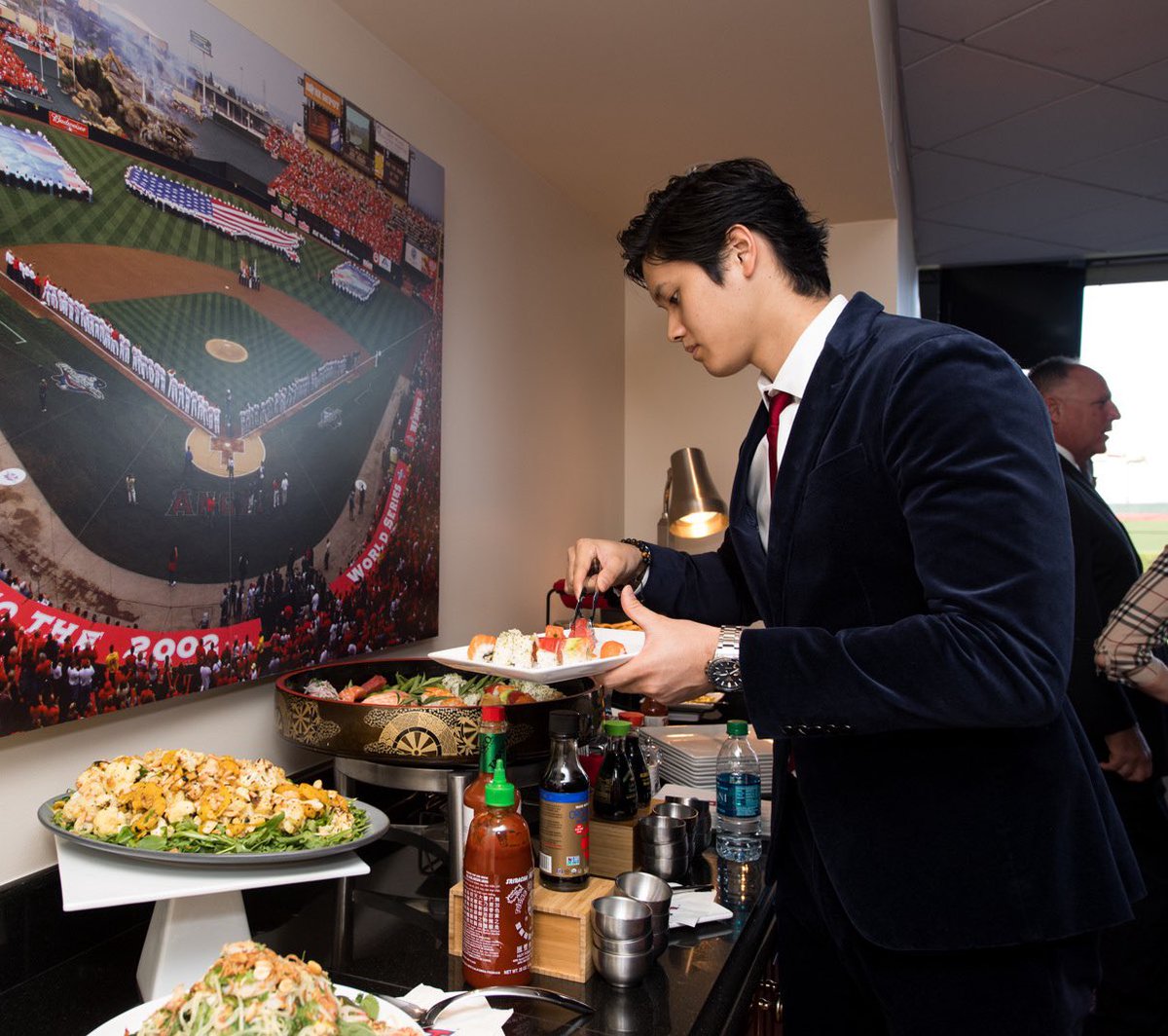 shohei ohtani having sushi before his introductory press  display picture 1