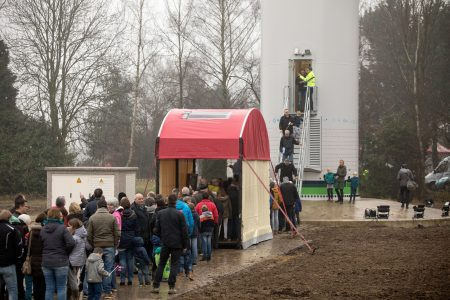 Precies vijf jaar geleden: opening van het #windpark Nijmegen-Betuwe <a href="/CooperatieWPN/">Energiecoöperatie WPN</a>. Drie dagen feest met honderden enthousiaste bezoekers uit Nijmegen e.o.  en een lange wachtrij om een kijkje te nemen in een #windmolen.

windparknijmegenbetuwe.nl/nieuws/honderd…