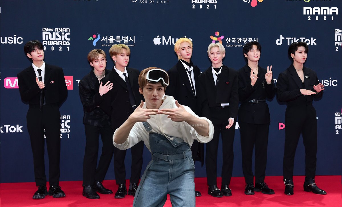 skznewsupdates's tweet image. #StrayKids OT8 at the 2021 MAMA Red Carpet