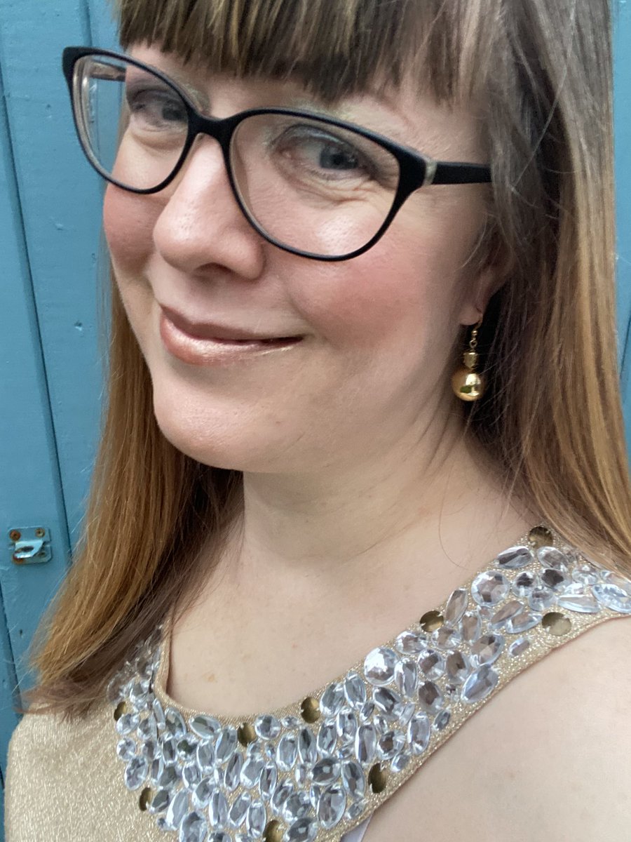 emusingemma's tweet photo. Today’s #NerdyLooks is Sparkle, and I’ve got my golden bling on for the final #GoldenGeometryCG with @c0mplexnumber https://t.co/WU2MWrOx0s