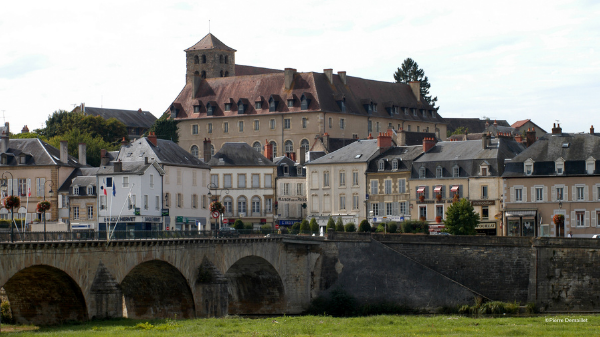 nievre_tourisme's tweet photo. Enserrée entre deux bras de la Loire et cernée par les remparts, Decize est labellisée Cité de Caractère de Bourgogne Franche-Comté depuis 2019 et on comprend pourquoi 💪

@PortdeDecize
@AuthenBourgogne 
@BFCNature 
@InstantsB https://t.co/QzZ929gR8H