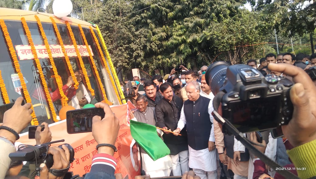 AnilRajbharbjp's tweet photo. पर्यावरण हितैषी परिवहन सुविधा को बढ़ावा देने के उद्देश्य से देश के यशस्वी प्रधानमंत्री श्री @narendramodi जी के संसदीय क्षेत्र काशी में आज माननीय मंत्री श्री आशुतोष टंडन जी ने स्मार्ट इलेक्ट्रिक बसों का लोकार्पण किया...
@myogiadityanath
@GopalJi_Tandon
@BJP4UP
#Transformi https://t.co/t42JVH1rpS