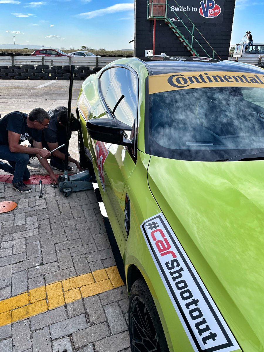 So much going on in this picture. Can you spot it all? This is #CARshootout. <a href="/sa_continental/">Continental Tyre SA</a>, <a href="/Caltexsa/">CaltexSA</a>, <a href="/CARmagSA/">CAR magazine</a> 🇿🇦💨
