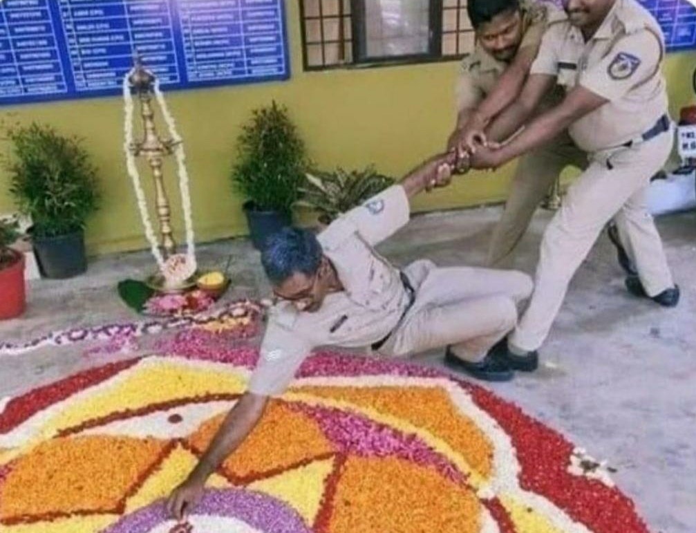 sagarcasm's tweet photo. Me, trying to move an image in MS word without screwing the alignment of the entire document https://t.co/QdKYqV1bfo