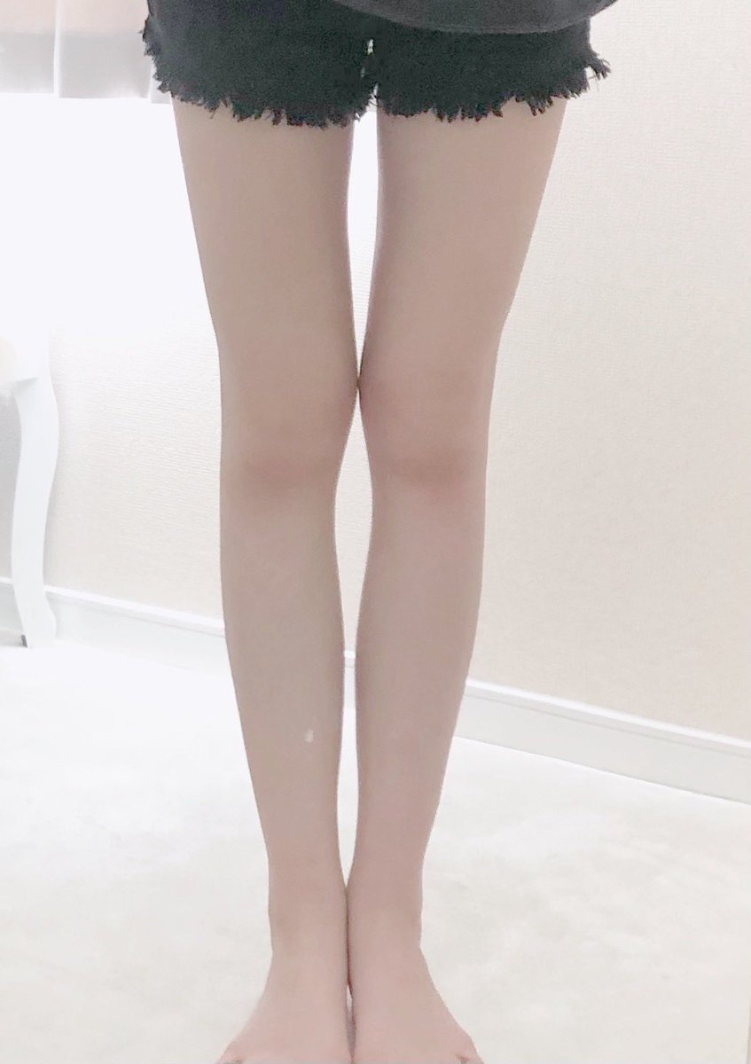 _oeo1's tweet photo. 脚痩せには絶対これ！っていうくらいお気に入りのアイテム。筋膜ローラーは忙しい時でも気軽にマッサージ感覚でコロコロできて便利◎有名なヴェレダのボディオイルはセルライトにも効果大みたい✍🏻 https://t.co/Bzt4dH81cV