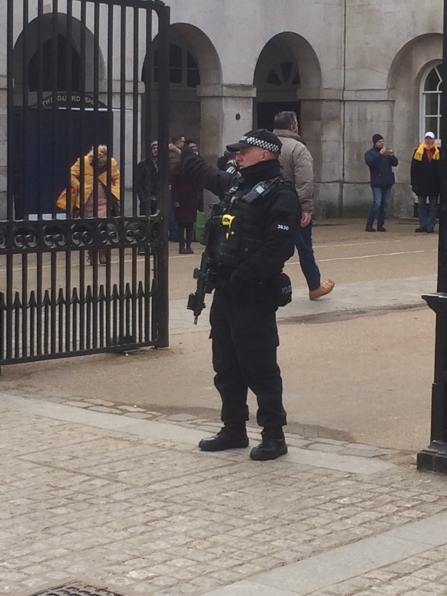 日本の警官に拳銃持たせる必要ないよ イギリスの警官が持ってないんだよ から始まる警察の武装話 中国公安民警察とイギリス警察は非武装だが武装要員がいる イギリス社会の警察権力への警戒度など 2ページ目 Togetter