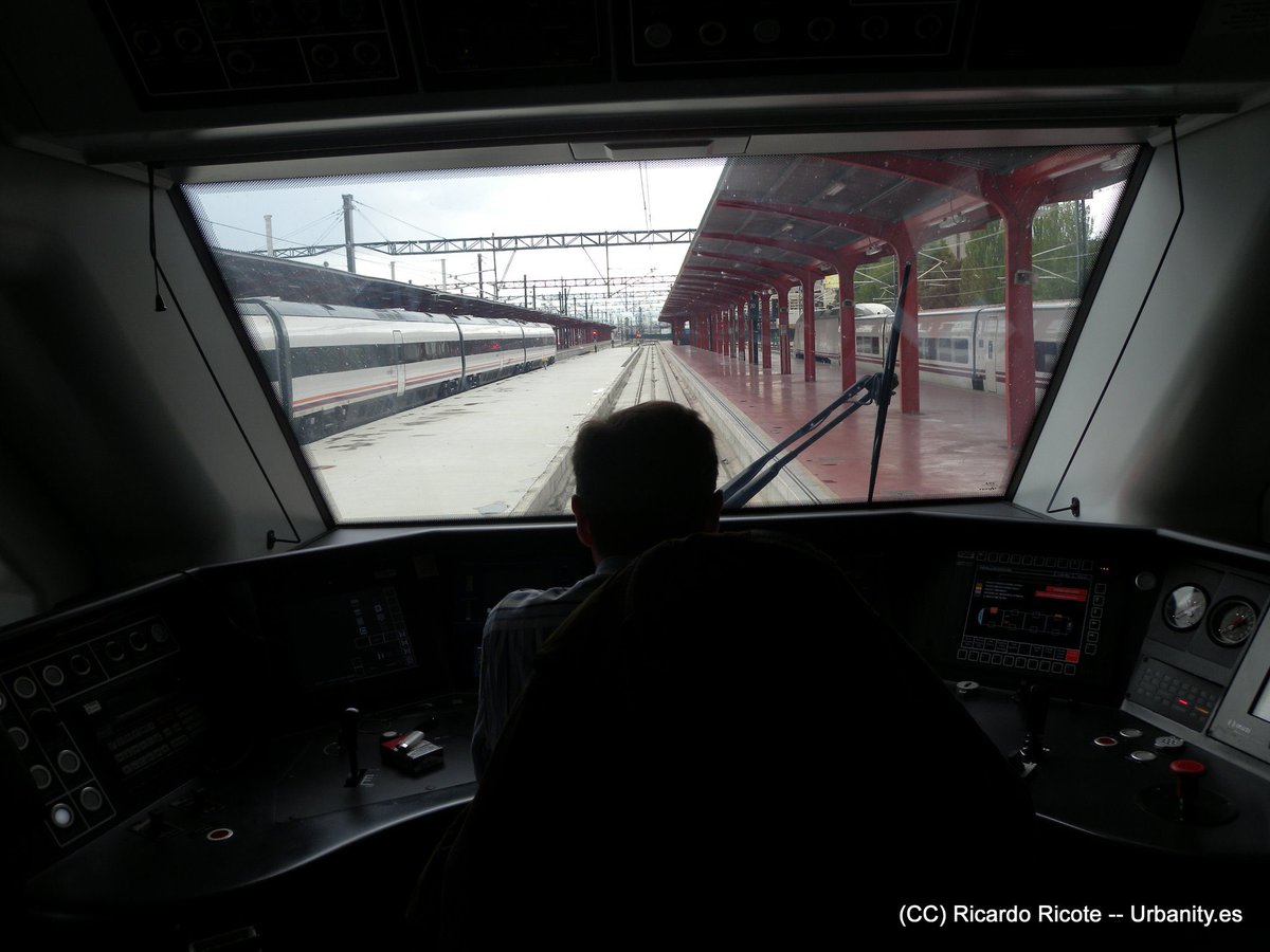 ACTREN_MF's tweet photo. Hoy, sábado, os traemos un #AdivinaEstaEstación diferente. Esta vez montados en un #s121, fabricado por #CAF y mantenido en parte por ACTREN. 
#Ferrocarril #AltaVelocidad #MediaDistancia

¡Feliz lunes!
📸Ricardo Ricote (Flickr) https://t.co/ml7iJsRYCt