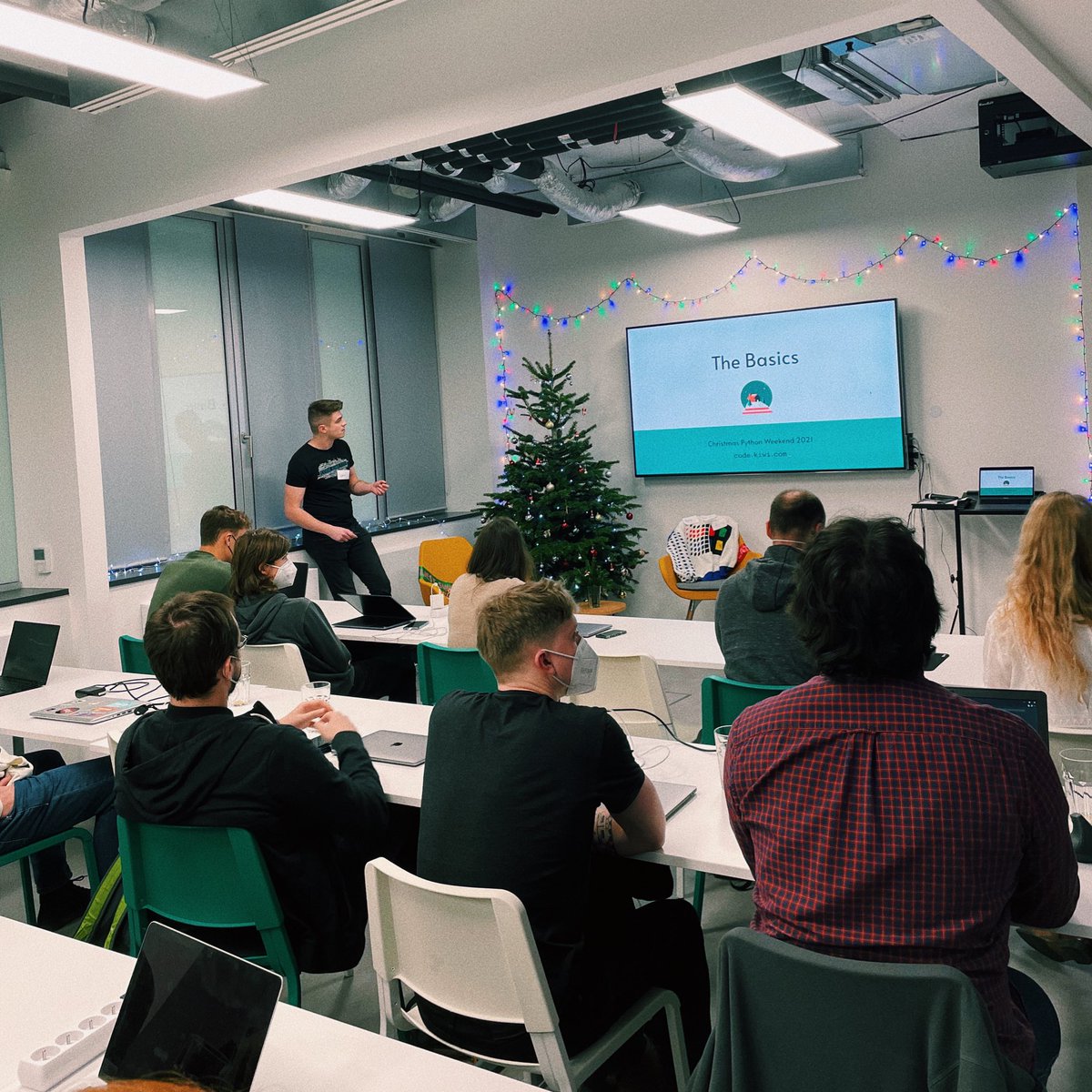 codekiwicom's tweet image. Here @uncannylukas is teaching about python basics, life, the universe and everything🚀
#pythonweekend