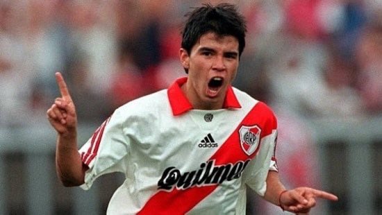 ¡Feliz Cumpleaños El Conejo !

Happy birthday to Javier Saviola who turns 40 today! Have a great day! 