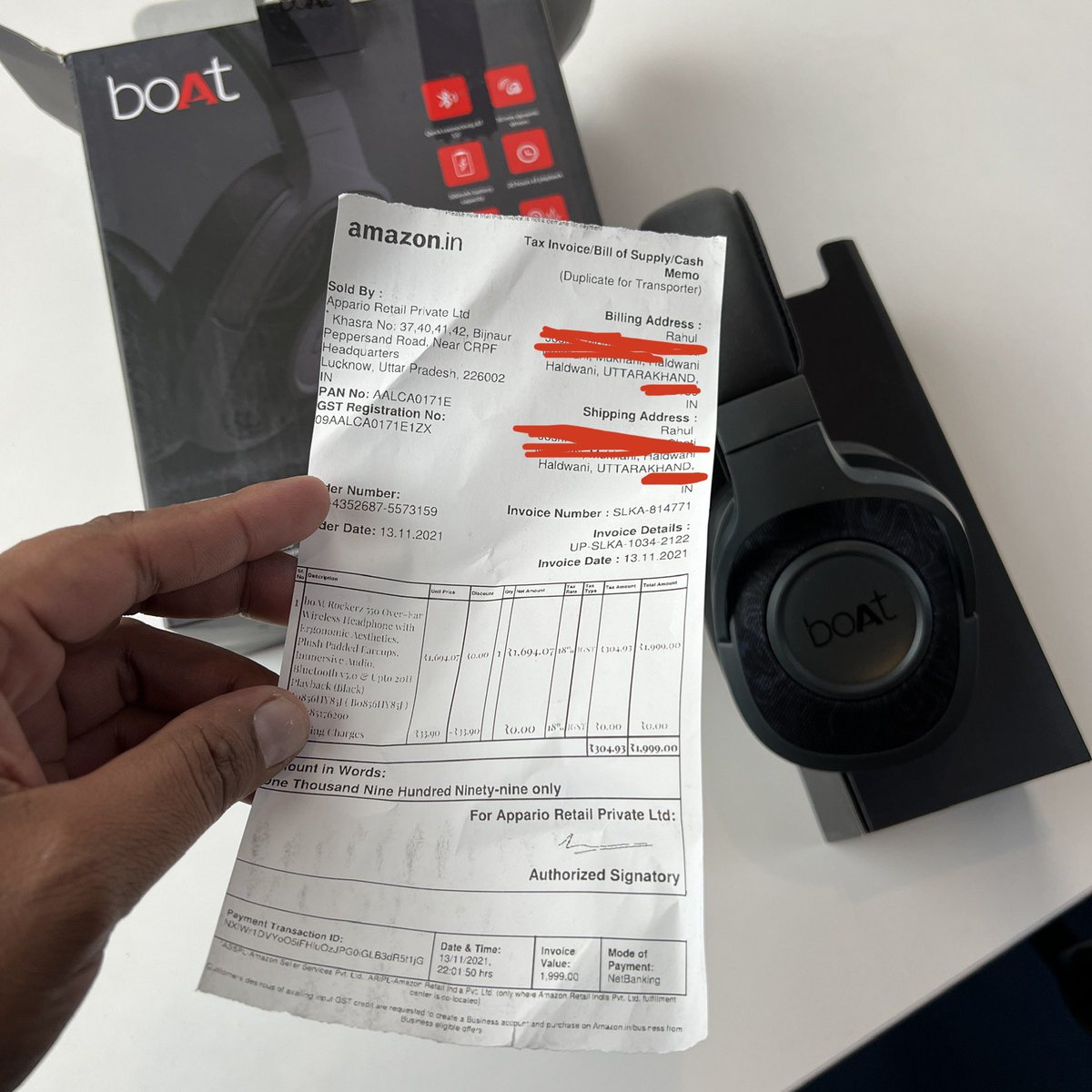 Hey <a href="/amazonIN/">Amazon India</a> kamaal ke seller hai aapke paas

2 headphone me 1 used product wo bhi toota hua and 2nd ye Jispe kisi aur ka address mentioned hai 

It means seller ne kisi aur ka returned product yaha bhej diya and packet bhi open tha !

Atleast thoda to quality check kara kro