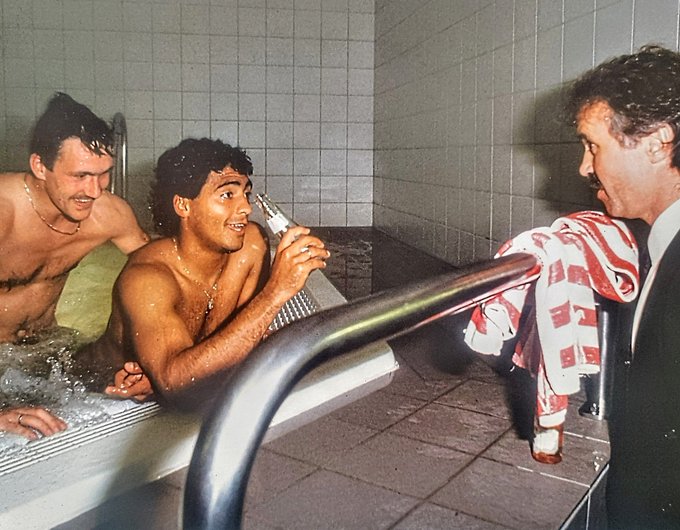 FOTOS HISTORICAS O CHULAS DE FUTBOL - Página 5 FGU_iYWXIAAPSEK?format=jpg&name=small