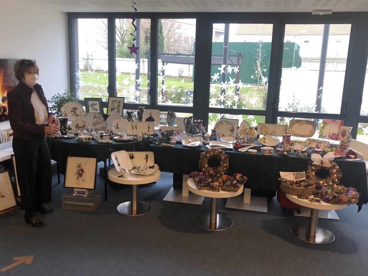 le salon club <a href="/SenSannois1/">@SenSannois</a> accueille son marché de noël pour le plus grand plaisir de tous ,accessoires faits mains , petites gourmandises , peinture à l'huile ... merci à nos 5 artisans Marjolie, lydie, Ondya, Maryse, et Danielle . #senioriales  <a href="/MouniaGali/">Mounia Gali</a>  <a href="/ChalumeauMath/">Mathchal</a>